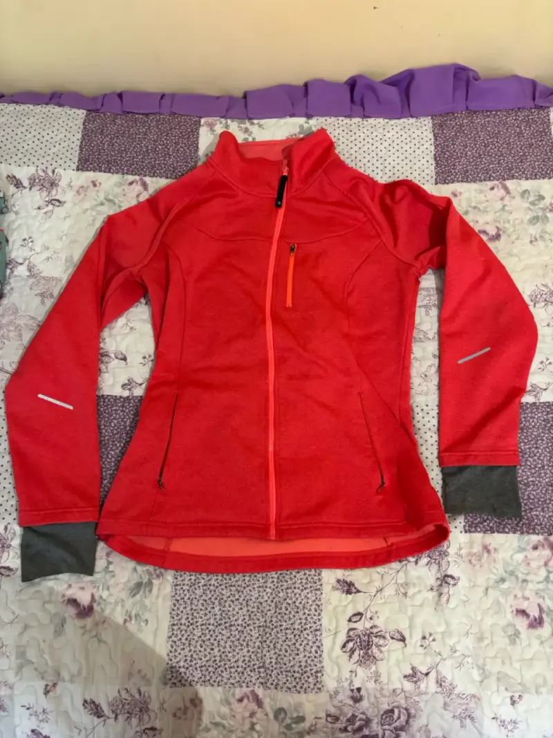 Chaqueta deportiva roja con cierre completo - 1