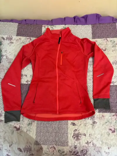 Chaqueta deportiva roja con cierre completo - miniatura 1