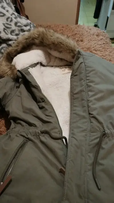 Parka verde con capucha de piel sintética - miniatura 1