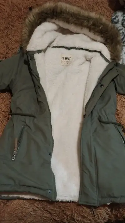 Parka verde con capucha de piel sintética - miniatura 2