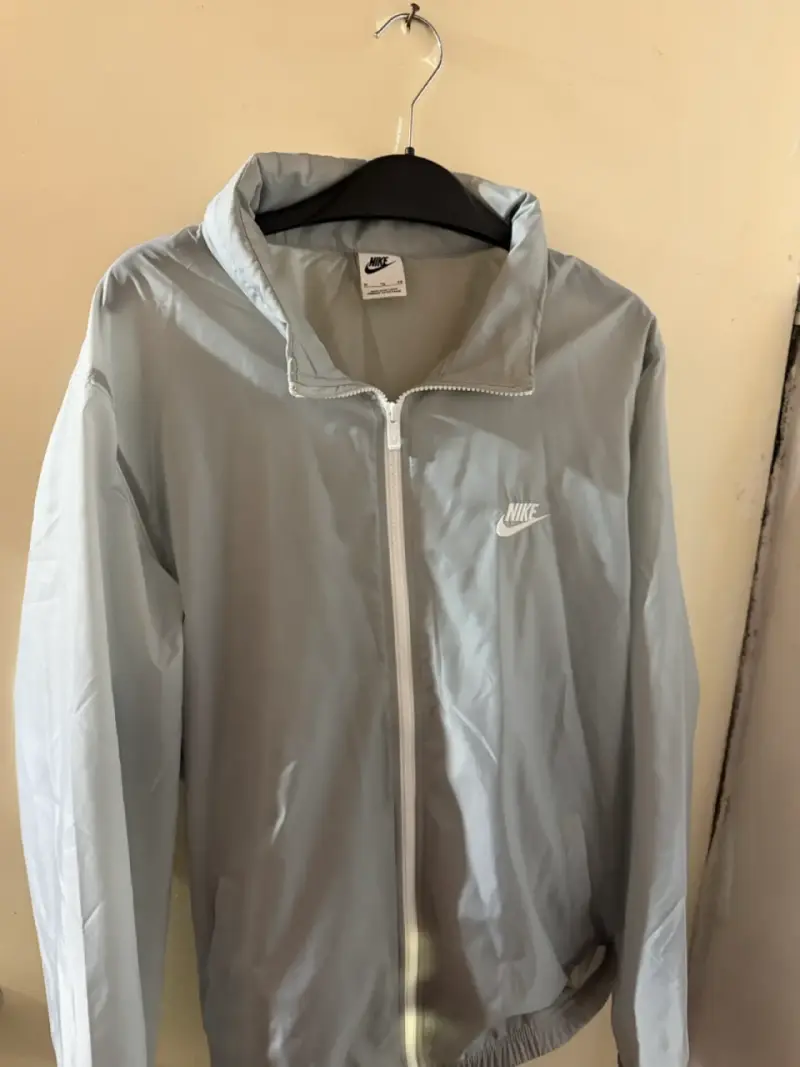 Cortaviento Nike gris claro unisex