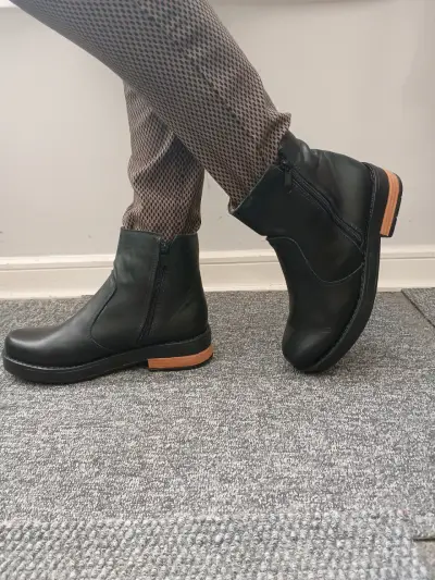 Botines de cuero negro con cierre lateral - miniatura 1