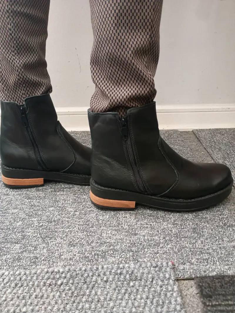 Botines de cuero negro con cierre lateral - 2