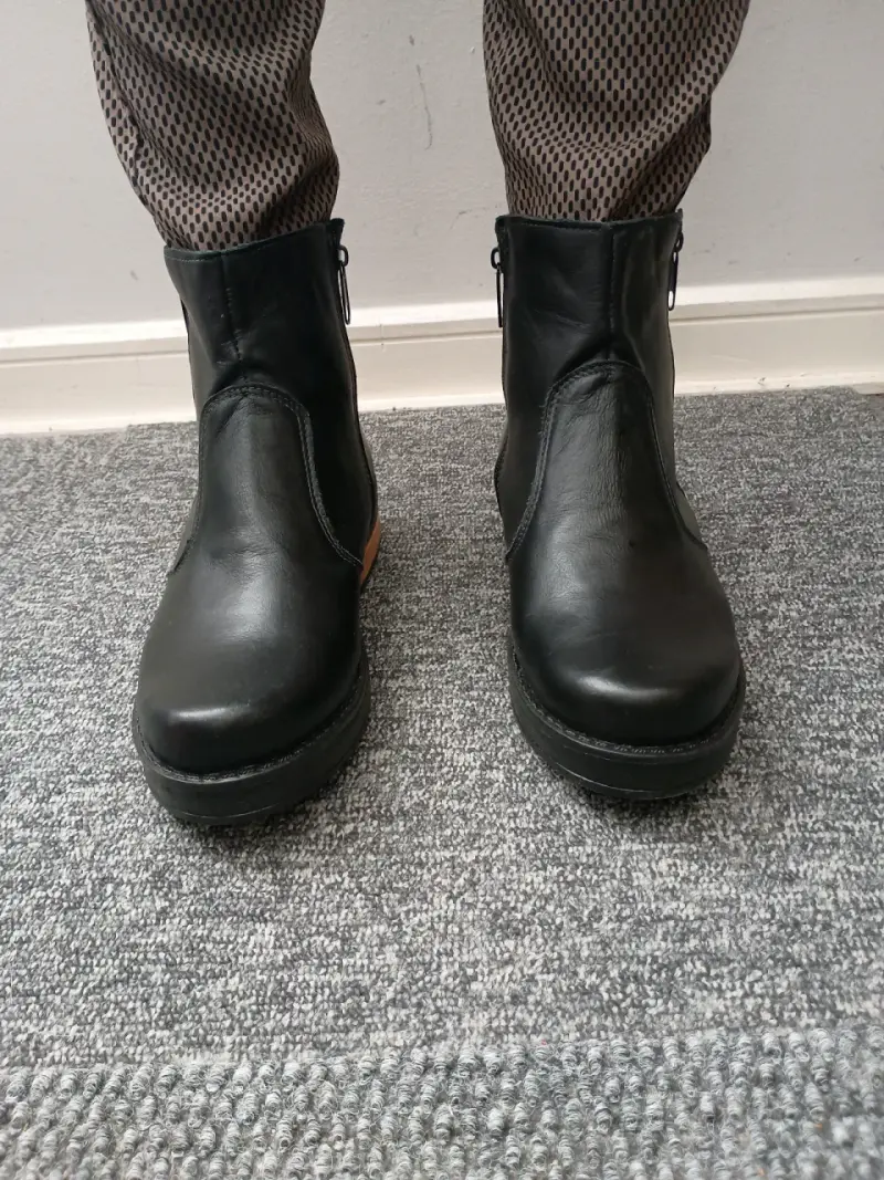 Botines de cuero negro con cierre lateral - 4