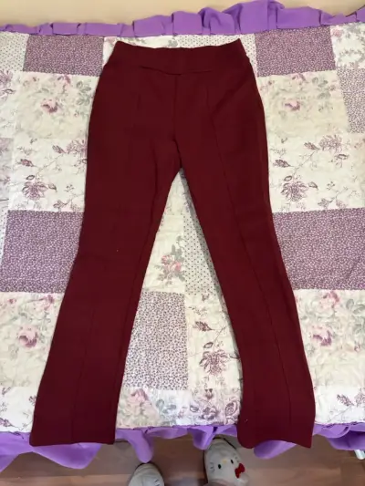 Pantalones burdeos de mujer estilo casual - miniatura 1