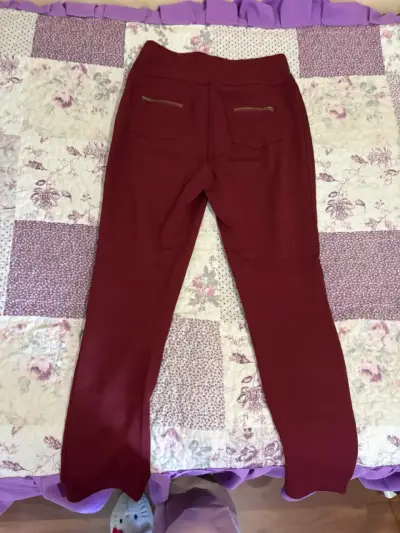 Pantalones burdeos de mujer estilo casual - miniatura 2