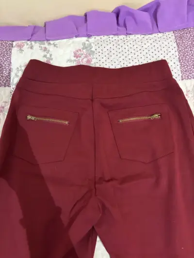 Pantalones burdeos de mujer estilo casual - miniatura 3