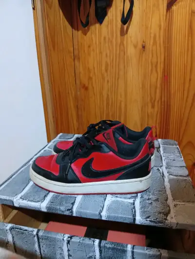 Zapatillas Nike rojas y negras para hombre - miniatura 1