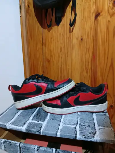 Zapatillas Nike rojas y negras para hombre - miniatura 3