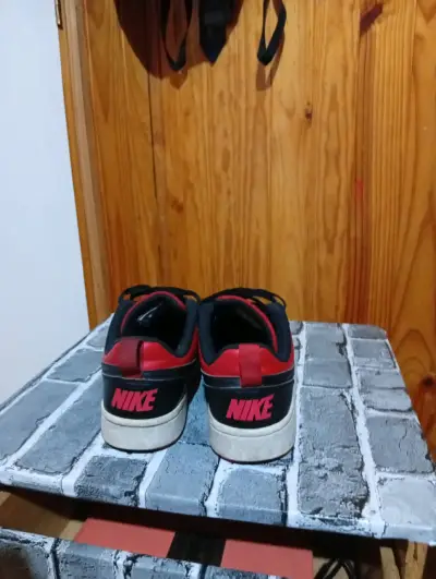 Zapatillas Nike rojas y negras para hombre - miniatura 5