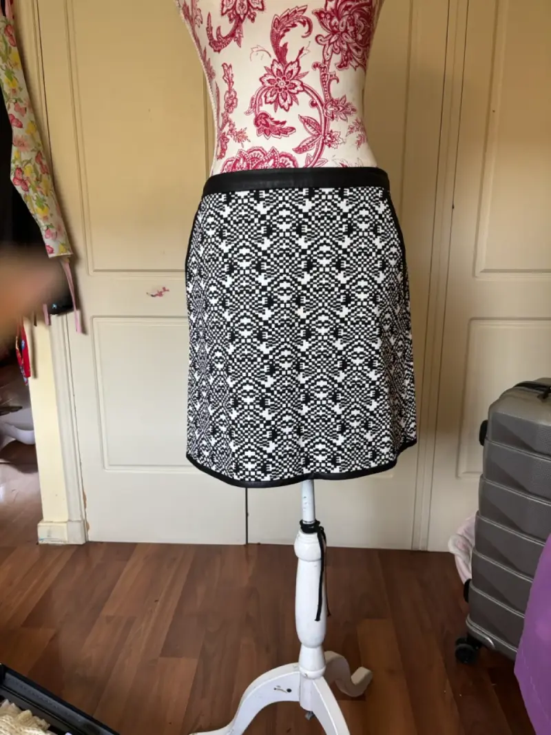 Falda corta Karen Millen blanco y negro. - 3