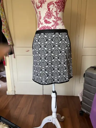Falda corta Karen Millen blanco y negro. - miniatura 3
