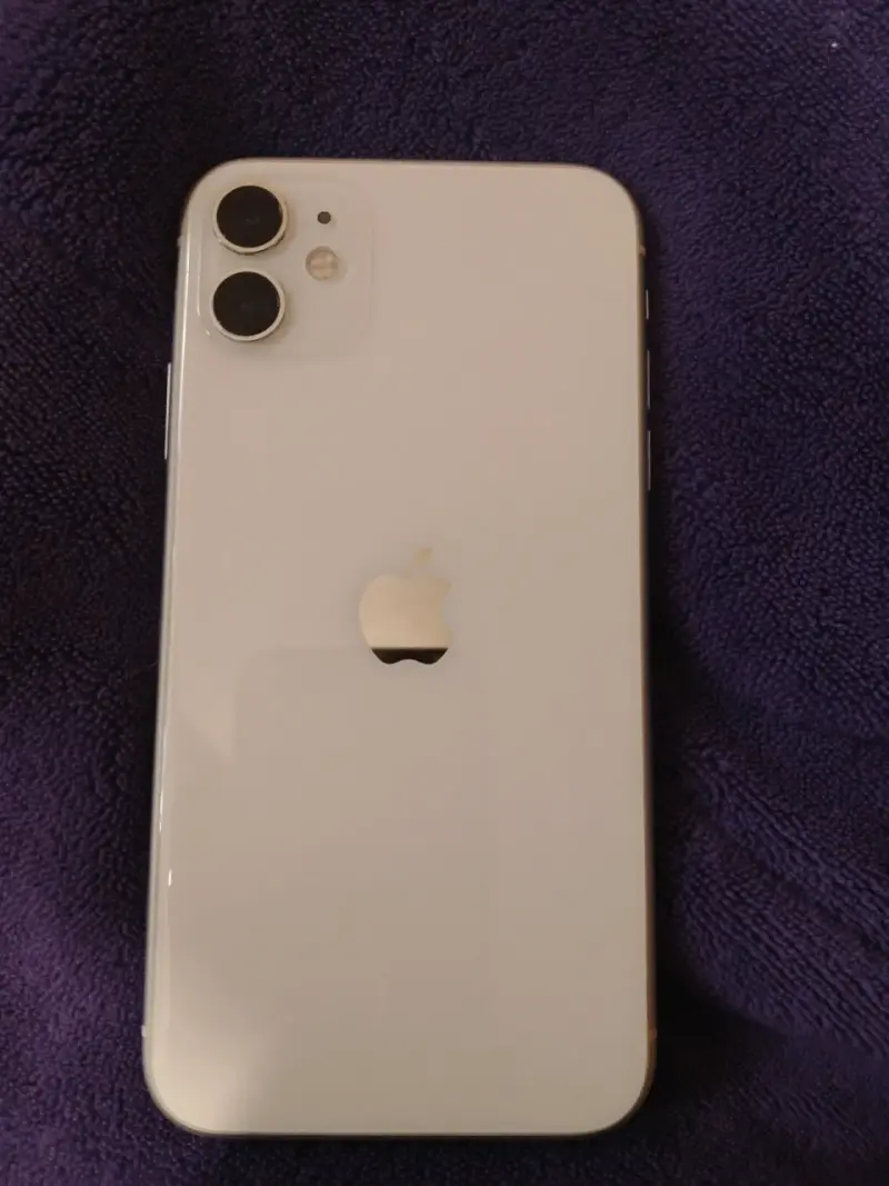 iPhone 11 blanco en buen estado