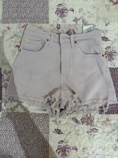 Shorts de mezclilla LEVIS desgastados color beige - miniatura 1