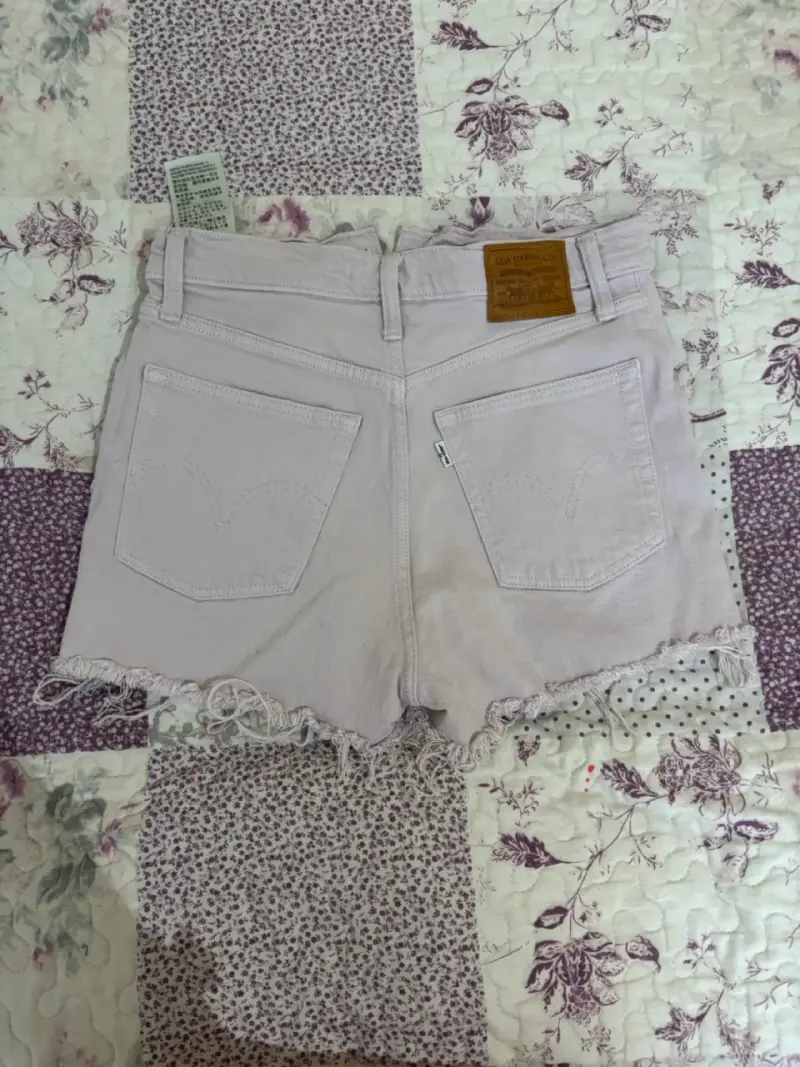 Shorts de mezclilla LEVIS desgastados color beige - 2