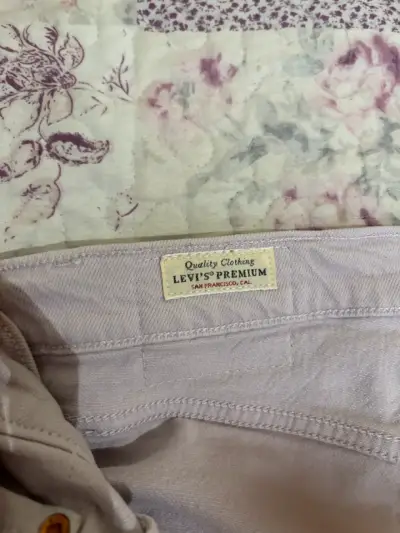 Shorts de mezclilla LEVIS desgastados color beige - miniatura 3