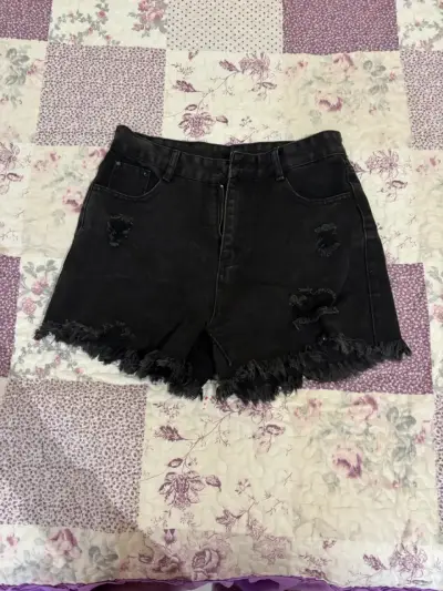 Shorts de mezclilla negros desgastados - miniatura 1