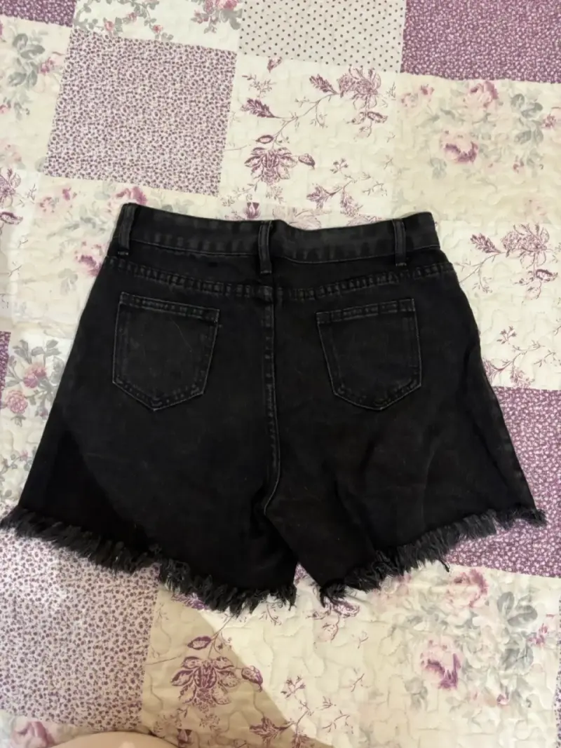 Shorts de mezclilla negros desgastados - 2