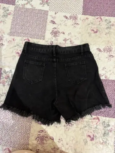 Shorts de mezclilla negros desgastados - miniatura 2