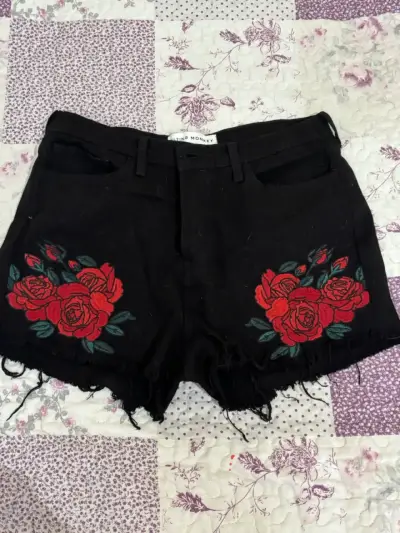 Shorts negros con bordado de rosas - miniatura 1