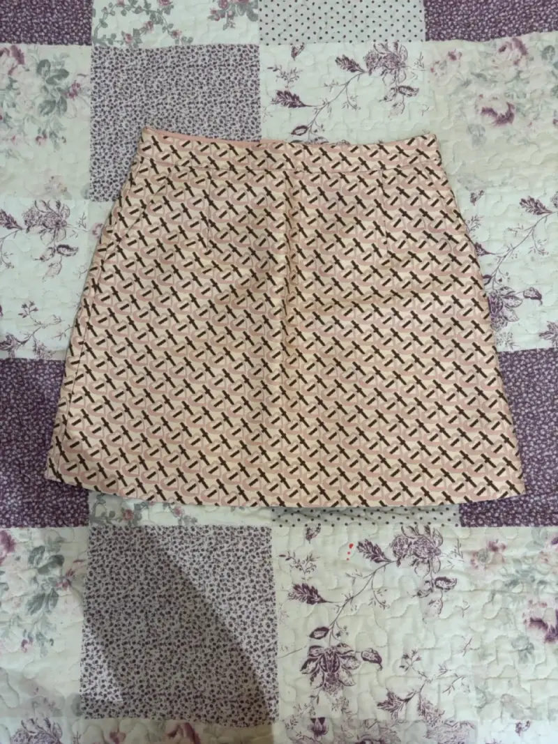 Falda corta estampada en tonos rosados - 1