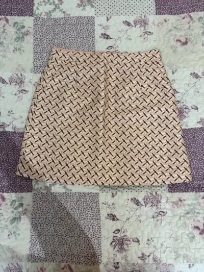 Falda corta estampada en tonos rosados - miniatura 1