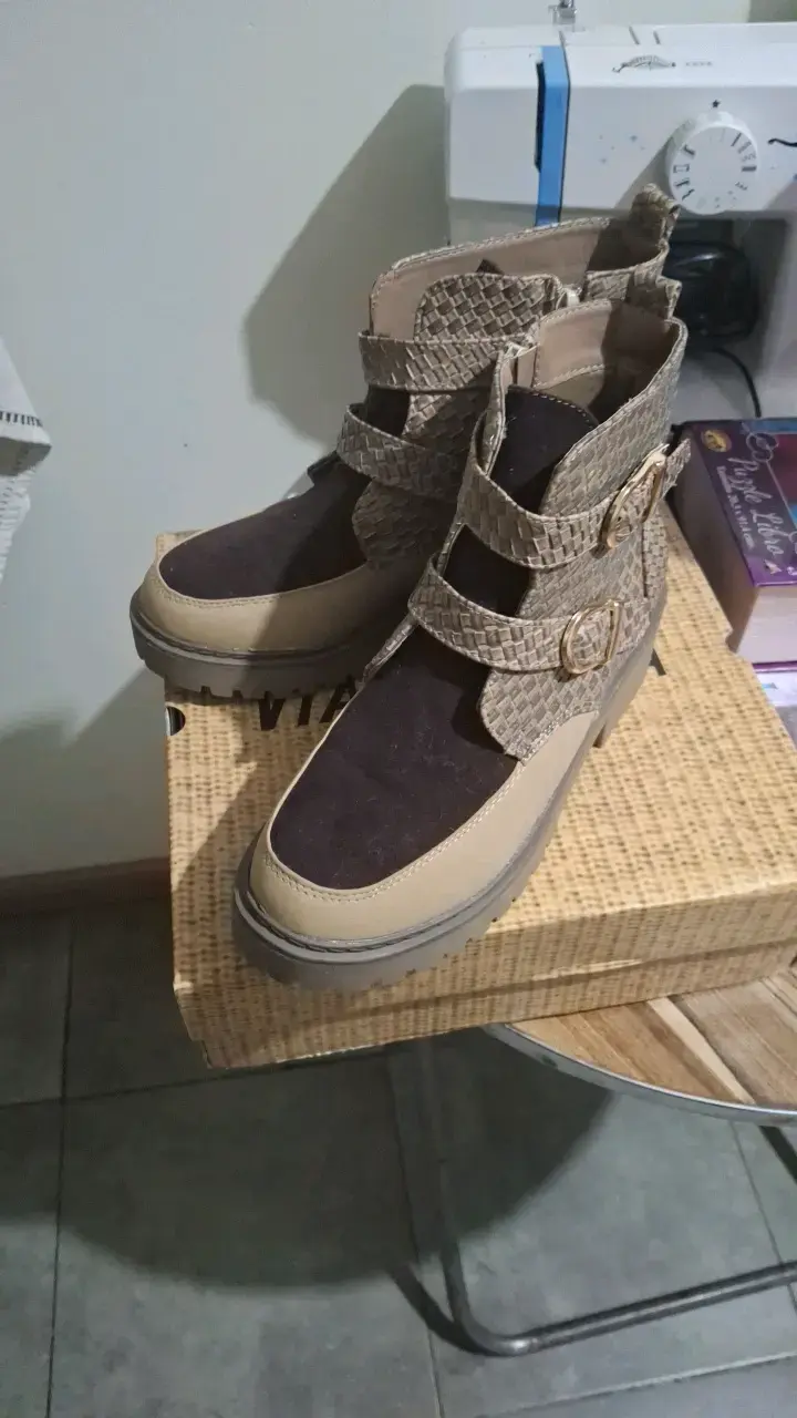 Botines con hebillas decorativas nuevos - 1
