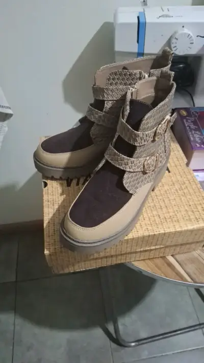 Botines con hebillas decorativas nuevos - miniatura 1
