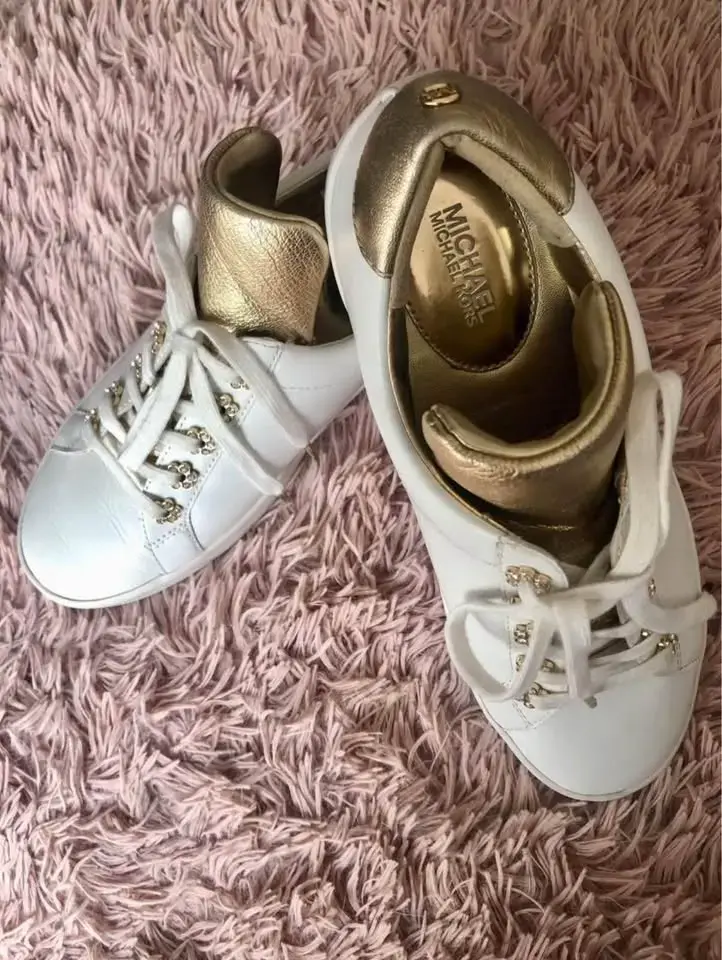 Zapatillas de mujer -M K- White Gold, De Cuero. - 2