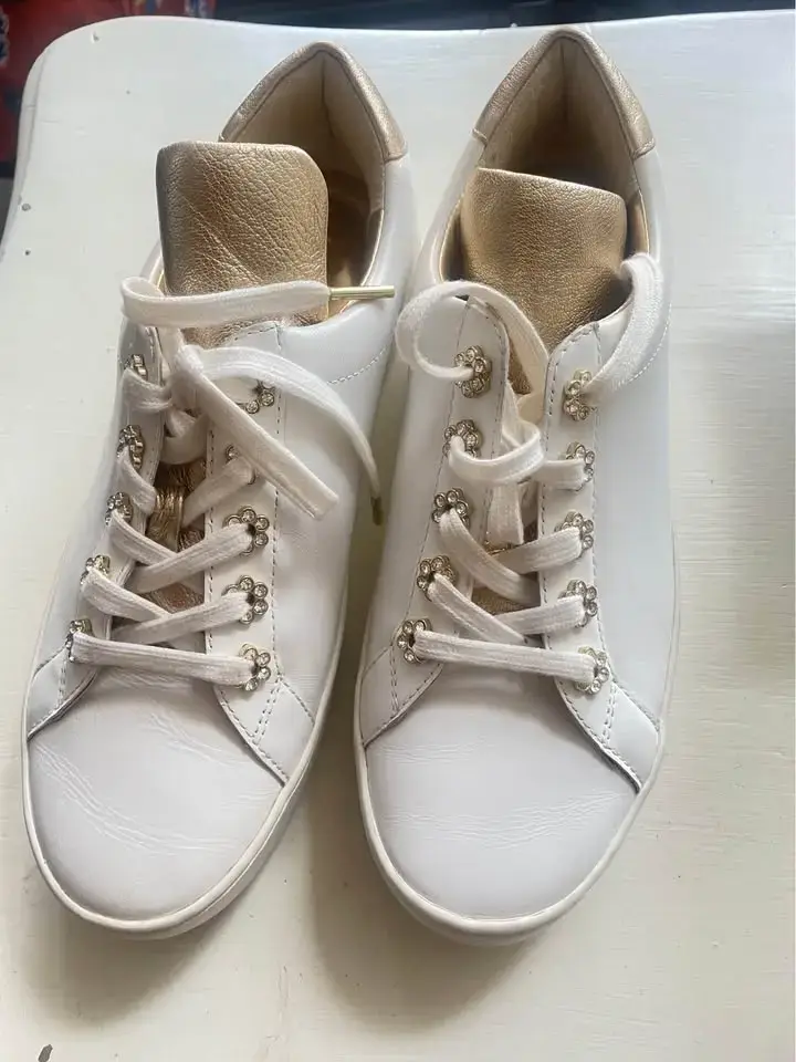 Zapatillas de mujer -M K- White Gold, De Cuero. - 3