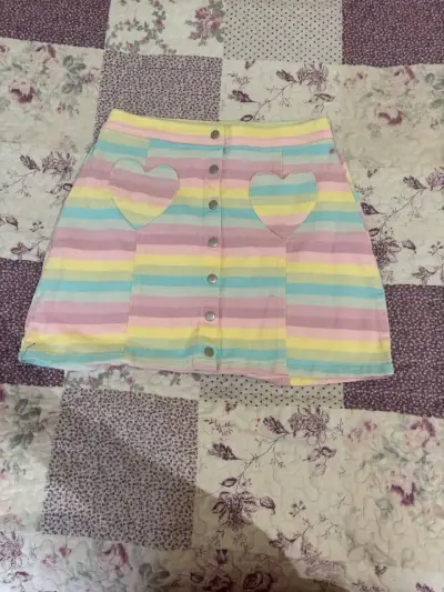 Falda a rayas multicolor con corazones - miniatura 1