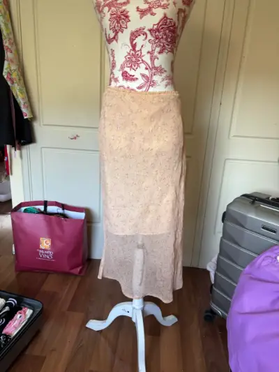Falda larga beige con encaje floral - miniatura 1