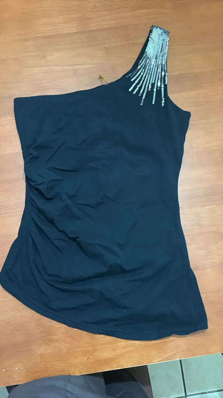 Top negro asimétrico con lentejuelas
