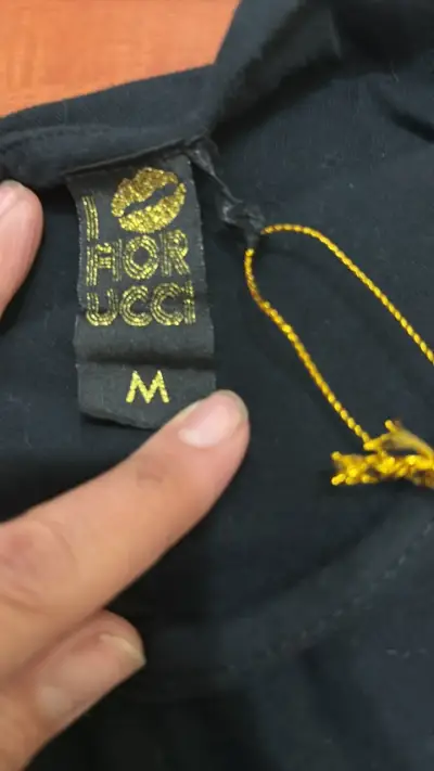 Top negro asimétrico con lentejuelas - miniatura 2