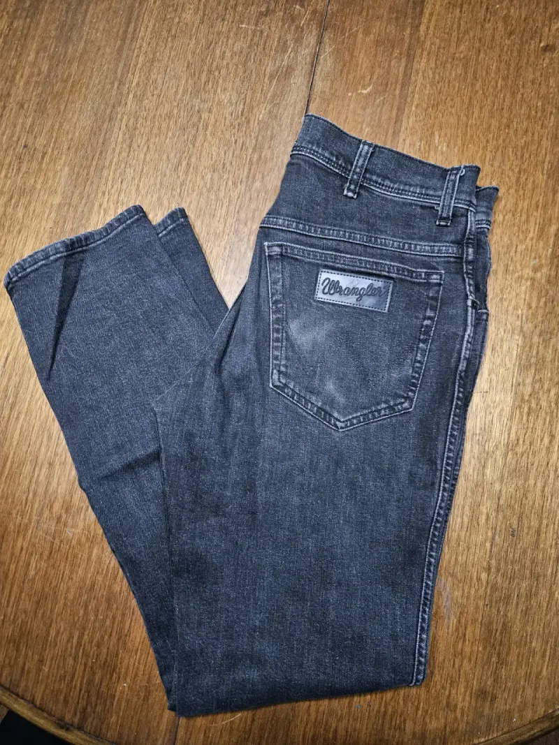 Jeans Wrangler negros clásicos - 1