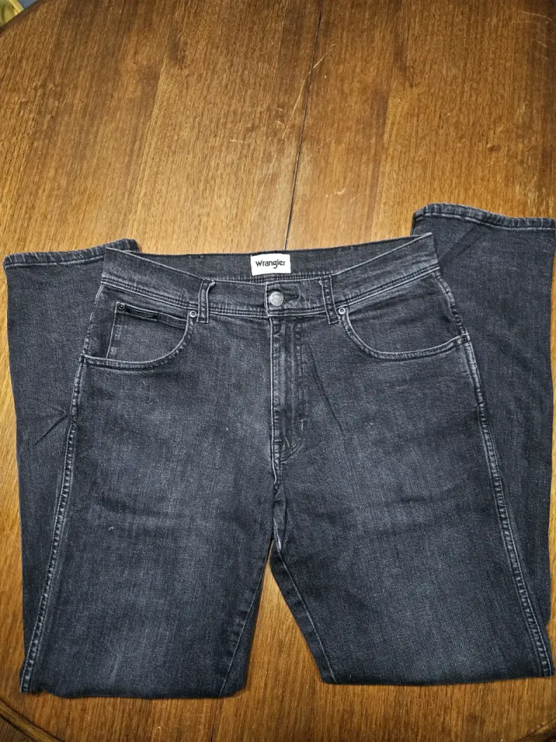 Jeans Wrangler negros clásicos - 2