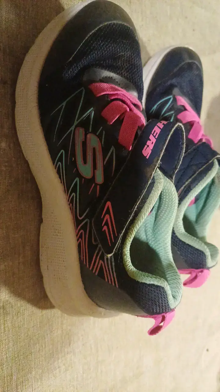 Zapatillas Skechers para niños negras y rosadas. N - 2