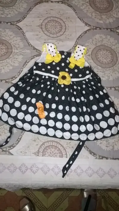 Vestido infantil de lunares con lazo amarillo - miniatura 1
