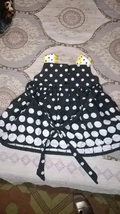 Vestido infantil de lunares con lazo amarillo - miniatura 2