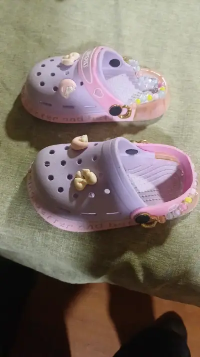 Sandalias Crocs infantiles moradas con adornos - miniatura 1