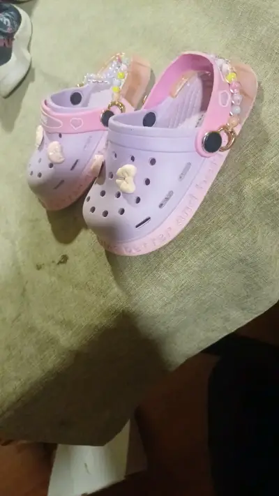 Sandalias Crocs infantiles moradas con adornos - miniatura 2