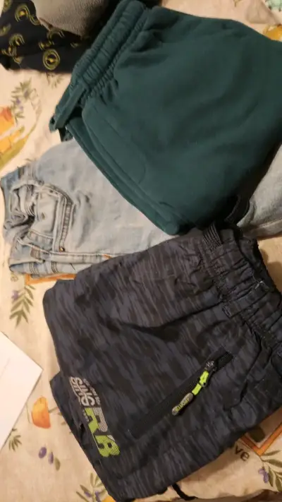 Pantalones deportivos con diseño camuflado - miniatura 3