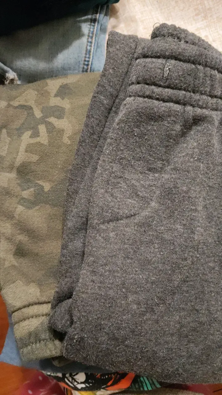 Pantalones deportivos con diseño camuflado - 6