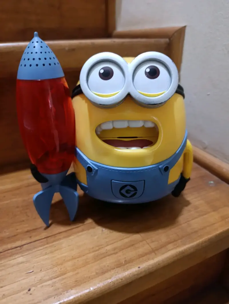 Figura Minion con cohete juguete decorativo - 1