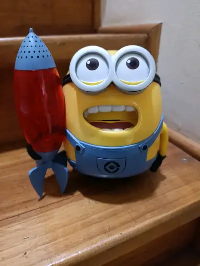 Figura Minion con cohete juguete decorativo - miniatura 1