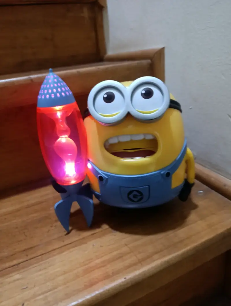 Figura Minion con cohete juguete decorativo - 2