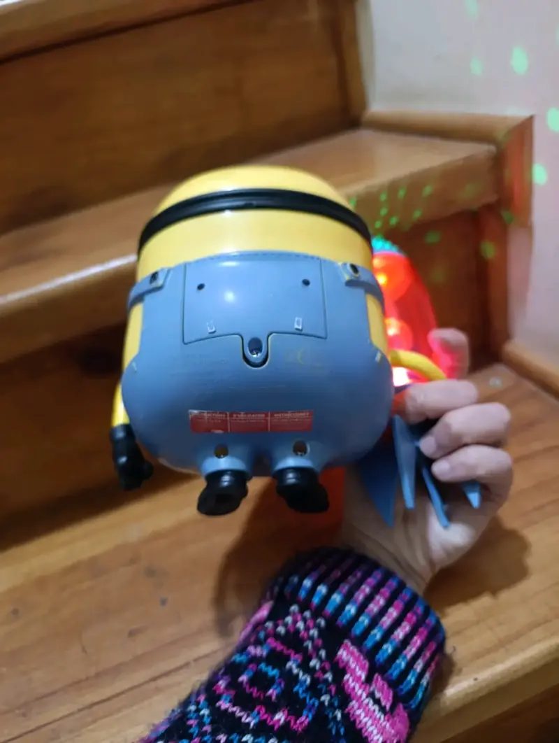 Figura Minion con cohete juguete decorativo - 4