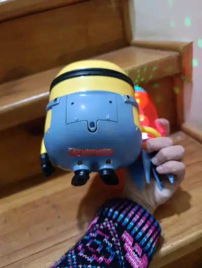 Figura Minion con cohete juguete decorativo - miniatura 4
