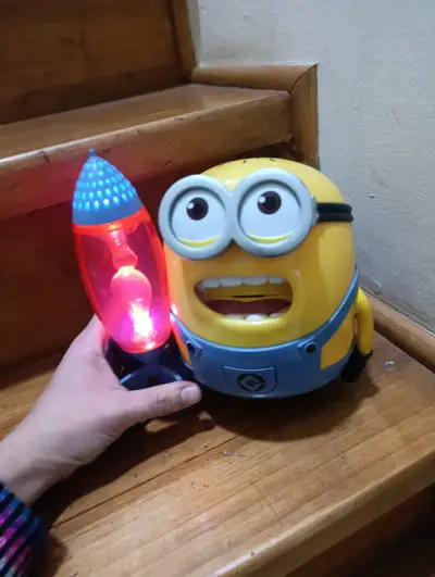 Figura Minion con cohete juguete decorativo - miniatura 5