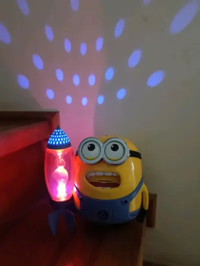 Figura Minion con cohete juguete decorativo - miniatura 6